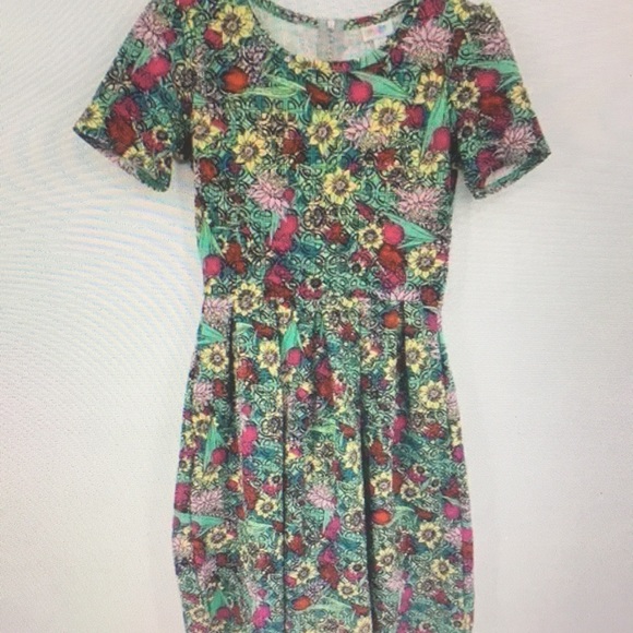 Vibrant Floral Midi Dress with Short Sleeves - Picture 2 of 5